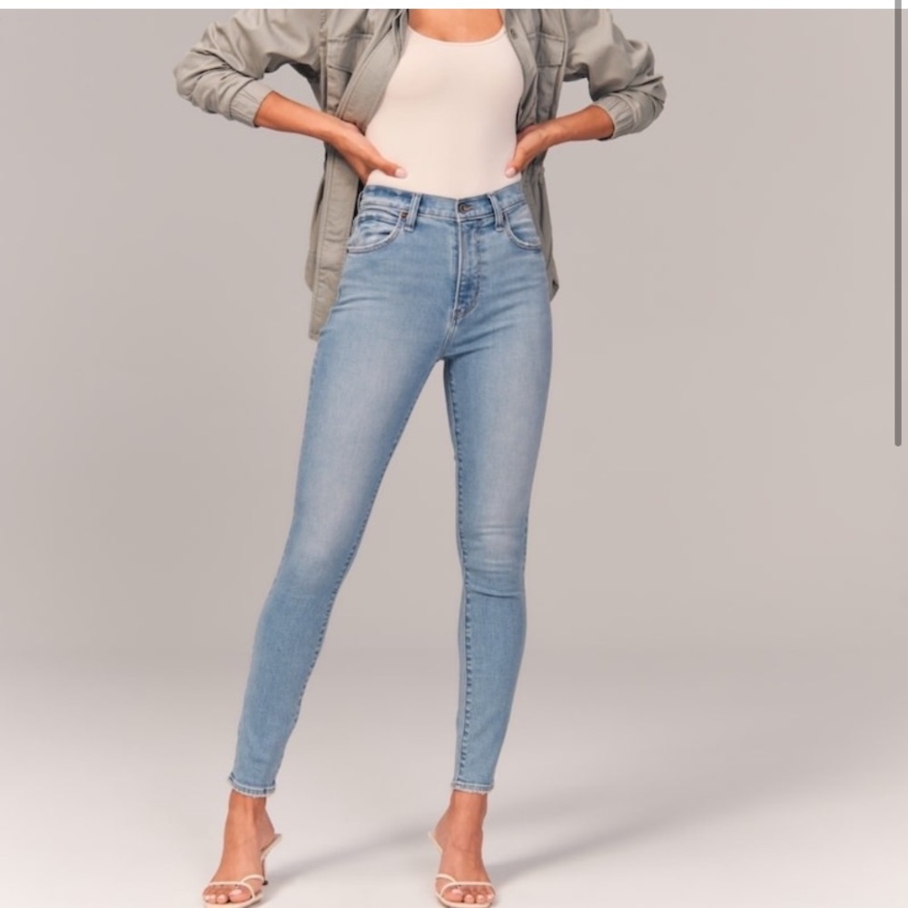 ABERCROMBIE & FITCH ULTRA HIGH RISE SUPER SKINNY ANKLE LIGHT WASH SIZE 28